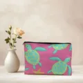 Gedetailleerd overzicht van roze canvas make-up tas met schattig zeeschildpadmotief. - Oceaan Zeezpad Stijl