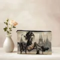 Detailopname van canvas cosmetisch tasje met gotische print, stijlvolle make-up etui. - Gothisch Meisje Print