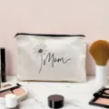 Leinen Kosmetiktasche mit wunderschönem Gänseblümchen- und Mami-Druck für praktische Aufbewahrung. - Mom Gänseblümchen Buchstabe (05)