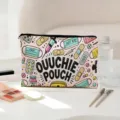 Nahaufnahme der rosa Kosmetiktasche mit niedlichen medizinischen Cartoon-Mustern. - Cartoon Medizinisches Muster (02)