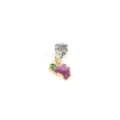Detaillierte Nahaufnahme eines bunten Emaille Trauben Charm Anhängers für DIY Schmuck. - Trauben
