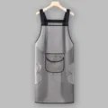 Detalle de delantal impermeable de TPU transparente con bolsillo y parches absorbentes. - Estilo con Bolsillo y Toalla y Tirantes / 75 cm
