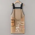 Detalle de delantal de cocina de TPU transparente impermeable con estampado de oso y bolsillo. - Amarillo