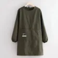 Dettaglio grembiule verde scuro a maniche lunghe, camice impermeabile, tasca pratica. - Grembiule Taslan Verde Militare
