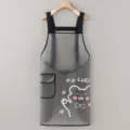 Detalle de delantal impermeable de TPU transparente con bonito estampado de oso y bolsillo. - Negro