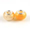 Nahaufnahme Detail von DIY Acryl Grossloch Perlen mit Metallkern und goldenen Linienmustern. - Gelb