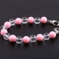 Bracciale di perle rosa e trasparenti con perline e chiusure metalliche, dettaglio gioiello. - Perlina Terra + Perlina Rosa