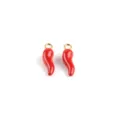 Nahaufnahme von roten Emaille-Chilischoten-Anhängern mit Goldösen für DIY-Schmuck. - Rot