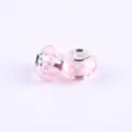 Nahaufnahme von rosa Acryl Großloch-Charm-Perlen mit Silberkern für DIY-Armbänder. - Rosa