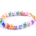 Dettaglio braccialetto in perle di resina colorata, perle rotonde multicolore 10mm oro - Perline Bicolore Colori Misti