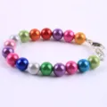 Dettaglio del braccialetto di perle colorate multicolore con chiusura metallica brillante. - Perline Riflettenti Colori Misti