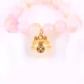Pulsera de cuentas de piedra rosa con colgante de gato de la fortuna dorado, detalle fino. - Gato de la suerte