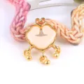 Primer plano de un colgante de cerradura Ruyi de estilo chino, accesorio de joyería DIY. - Colgante de candado de paz
