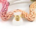 Detailopname van Chinese stijl DIY jade geldzak hanger accessoire met gevlochten koord. - Zegen Tas