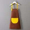Dettaglio grembiule da pittura per bambini, marrone con tasca gialla e tracolla regolabile. - Grembiule Blocco Colore Marrone-Giallo