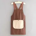 Delantal de cocina impermeable a rayas marrones con tirantes cruzados y gran bolsillo. - Café