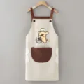 Nahaufnahme der süßen Cartoon-Bär-Küchenschürze mit praktischen Handtüchern an der Seite. - Off-White Linienhündchen Abwischbar