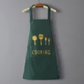 Delantal de cocina impermeable con bolsillo, delantal verde oscuro para hogar y restaurante. - Estampado Cubiertos / Verde Oscuro