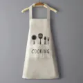 Delantal de cocina impermeable beige con bonito estampado de utensilios y bolsillo frontal. - Estampado Cubiertos / Blanco