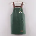 Tablier imperméable vert foncé avec bretelles marron, poches avant et motif arc-en-ciel. - Vert Foncé Imperméable avec Motif Arc-en-ciel