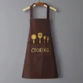 Delantal de cocina marrón impermeable con bolsillo delantero y estampado dorado. - Estampado Cubiertos / Café
