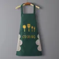 Delantal de cocina verde oscuro impermeable con iconos dorados y toallas de mano integradas. - Estampado Cubiertos Limpiable / Verde Oscuro