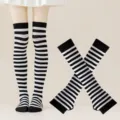 Conjunto de medias altas y calentadores de brazos a rayas para detalles de fiesta. - Talla única / Negro y Blanco Calcetines Rayados Finos y Mangas Conjunto