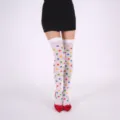 Vista detallada de calcetines altos blancos para mujer con patrón de lunares de colores. - Puntos sobre Base Blanca