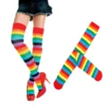Chaussettes hautes rayées arc-en-ciel, vue de détail, design multicolore pour fête. - Clown Arc-en-ciel