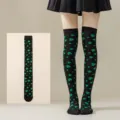Calcetines altos verdes con estampado de trébol para fiesta del Día de San Patricio. - Calcetines de Trébol Negros