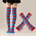Vista detallada del conjunto de calcetines altos y guantes a rayas rojas y azules. - Talla única / Rayas Anchas Rojo y Azul Rey Oscuro Calcetines Encima de la Rodilla y Mangas Conjunto