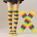 Chaussettes hautes rayées colorées vue détaillée, idéales pour les fêtes et les costumes. - Taille unique / Ensemble Chaussettes Et Manches Arc-En-Ciel Bord Jaune