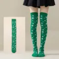Medias altas verdes de San Patricio sobre la rodilla con estampado de trébol para fiesta. - Calcetines de Trébol Verdes