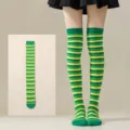 Primo piano dettagliato delle belle calze lunghe a righe verdi e gialle per le feste. - Calze Lunghe Rigate Verde Verde Giallo