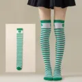 Calcetines altos de rayas verdes para el Día de San Patricio con patrón de trébol de la suerte. - Trébol de Cuatro Hojas Rayado