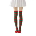 Detalle de calcetines altos de rayas rojas y verdes, ideales para fiestas y disfraces festivos. - Rayas anchas rojas y verdes