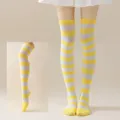 Calcetines altos a rayas amarillas y blancas para mujer, ideales para cosplay y fiestas. - Rayas Anchas Amarillo y Blanco