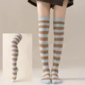 Calcetas altas a rayas por encima de la rodilla para mujer medias para fiesta y cosplay. - Rayas Anchas Azul Claro y Caqui