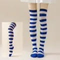 Calcetines altos a rayas azules y blancas para mujer, perfectos para cosplay y fiestas. - Rayas anchas azul real y blanco