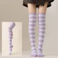 Calcetines largos a rayas por encima de la rodilla para mujer, clásico patrón morado y blanco, chic. - Rayas Anchas Moradas y Blancas
