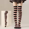Calcetines largos por encima de la rodilla a rayas negras y rosas, ideales para cosplay y fiestas. - Rayas Anchas Negras y Rosa Chicle