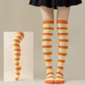 Calcetines de rayas por encima de la rodilla para mujer, fiesta de Halloween cosplay. - Rayas Finas Tricolor Blancas, Amarillas y Naranjas