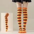 Calcetines largos a rayas de colores para mujer, perfectos para fiestas y uso diario. - Rayas Finas Tricolor Burdeos, Amarillas y Naranjas