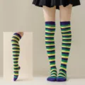 Calcetines altos de rayas moradas, verdes y amarillas, perfectos para fiesta y cosplay. - Rayas Finas Tricolor Verdes, Amarillas y Moradas