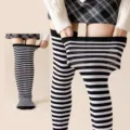 Medias a rayas blancas y negras por encima de la rodilla calcetines altos de fiesta. - Calcetines Largos a Rayas Negras y Blancas Talla Grande