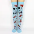 Vista detallada de calcetines altos con estampado de cara de zombi y salpicaduras de sangre. - Calcetines Azules Ojos Dientes Sangre