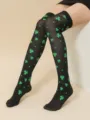 Calcetines altos negros con estampado de trébol verde ideales para fiestas y San Patricio. - Calcetines de Trébol Negros