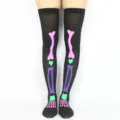Vista detallada de calcetines altos negros con estampado de huesos de esqueleto para Halloween. - Calcetines Esqueleto Coloridos Negros