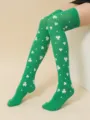 Vista detallada de los calcetines altos verdes con estampado de trébol para San Patricio. - Calcetines de Trébol Verdes