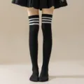 Calcetines altos negros estilo uniforme escolar japonés con rayas blancas, medias largas cosplay. - Talla única / Negro con rayas blancas